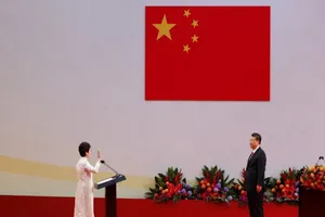 Bà Carrie Lam (trái) và Chủ tịch Tập Cận Bình (phải). Ảnh: Bobby Yip/REUTERS