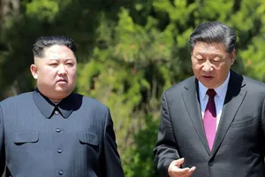 Nhà lãnh đạo Triều Tiên Kim Jong-un (trái) và Chủ tịch Trung Quốc Tập Cận Bình. Ảnh: KCNA/KNS/AFP