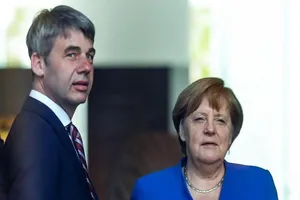 Ông Hecker và Thủ tướng Đức Angela Merkel. Ảnh: EPA-EFE
