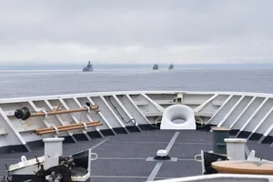 Tàu tuần duyên Mỹ đang theo dõi các tàu chiến Trung Quốc. Ảnh: US COAST GUARD 