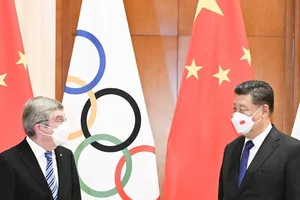 Ông Tập Cận Bình và Chủ tịch IOC Thomas Bach. Ảnh: XINHUA