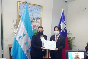 Phó lãnh đạo Đài Loan Lại Thanh Đức và Tổng thống Honduras Xiomara Castro. Ảnh: CNA