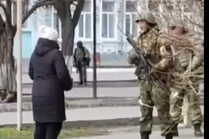 Người phụ nữ Ukraine đối đầu với lính Nga. Ảnh: TWITTER