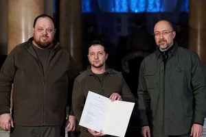 Tổng thống Ukraine Zelensky chính thức ký đơn xin gia nhập EU. Ảnh: REUTERS