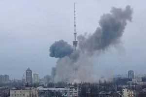 Một tháp truyền hình ở Kiev bị bắn phá bởi tên lửa Nga. Ảnh: TELEGRAM