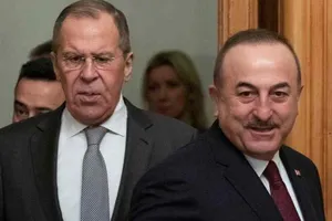 Ngoại trưởng Nga Sergei Lavrov và Ngoại trưởng Thổ Nhĩ Kỳ Mevlut Cavusoglu. Ảnh: REUTERS