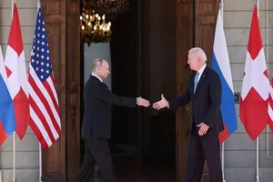 Tổng thống Putin và Tổng thống Biden. Ảnh: Sergei BoBylev/TASS