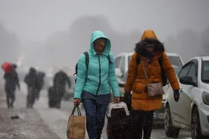 Dòng người Ukraine đi sơ tán. Ảnh: Thomas Peter/REUTERS