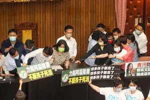 Viện lập pháp Đài Loan hỗn loạn vì dự luật gây tranh cãi. Ảnh: CNA