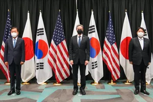 Ngoại trưởng Hàn Quốc Chung Eui-yong (trái), Ngoại trưởng Mỹ Antony Blinken (giữa) và Ngoại trưởng Nhật Yoshimasa Hayashi (phải). Ảnh: YONHAP 