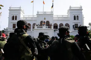 Người biểu tình Sri Lanka xông vào văn phòng thủ tướng và giương cao quốc kỳ. Ảnh: TWITTER