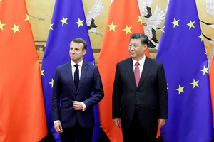 Tổng thống Pháp Emmanuel Macron (trái) và Chủ tịch Trung Quốc Tập Cận Bình. Ảnh: Jason Lee/REUTERS