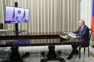 Tổng thống Putin đối thoại trực tuyến với Tổng thống Biden vào năm 2021. Ảnh: Mikhail Metzel/POOL/TASS