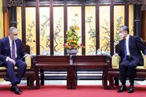 Tân Đại sứ Nga Igor Morgulov thảo luận cùng với Ngoại trưởng Trung Quốc Vương Nghị. Ảnh: BỘ NGOẠI GIAO TRUNG QUỐC