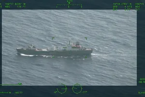 Mỹ theo dõi tàu ‘thu thập tình báo’ của Nga ở ngoài khơi Hawaii. Ảnh: USCG