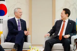 Tổng thư ký NATO Jens Stoltenberg (trái) và Tổng thống Hàn Quốc Yoon Suk-yeol. Ảnh: NATO