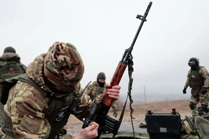  Binh sĩ Nga đang huấn luyện tại miền đông Ukraine. Ảnh: Alexei Alexandrov/AP