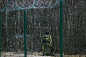 Lính biên phòng Belarus tuần tra dọc biên giới gần cửa khẩu Divin giữa Belarus và Ukraine vào ngày 15-2. Ảnh: Natalia Kolesnikova/AFP/GETTY IMAGES