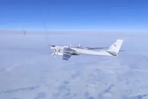 Máy bay ném bom chiến lược Tu-95MS của Nga bay trên vùng biển Bering hôm 14-2. Ảnh: BỘ QUỐC PHÒNG NGA