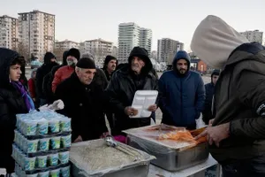 Người dân đang nhận thức ăn tại một lều trại ở thành phố Diyarbakir, Thổ Nhĩ Kỳ. Ảnh: Emanuele Satolli/THE WALL STREET JOURNAL