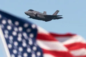 Tiêm kích F-35 là dòng mẫu tiêm kích tàng hình hiện đại nhất. Ảnh: Yichuan Cao / Sipa USA/AP