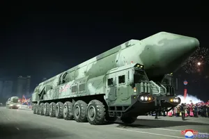 Một tên lửa đạn đạo liên lục địa tại lễ duyệt binh ở thủ đô Bình Nhưỡng hôm 8-2. Ảnh: KCNA