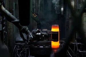 Đạn pháo 155 mm được đúc bên trong nhà máy đạn dược lục quân Scranton. Ảnh: CNN