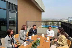 Tỉ phú Jack Ma trong buổi nói chuyện với giáo viên trường Vân Cốc. Ảnh: HANDOUT