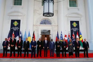 Tổng thống Mỹ Joe Biden (ở giữa) cùng các lãnh đạo đảo quốc Thái Bình Dương. Ảnh: Jonathan Ernst/REUTERS