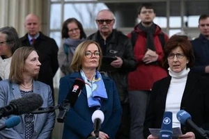 Đại sứ Mỹ tại Nga Lynne Tracy (trái), Đại sứ Anh tại Nga Deborah Bronnert (giữa) và Đại sứ Canada tại Nga Alison LeClaire (phải) phát biểu trước giới truyền thông ở Moscow vào ngày 17-4. Ảnh: Kirill Kudryavtsev/AFP 