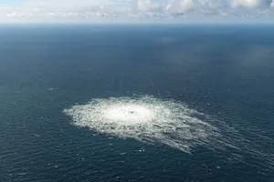 Khí thoát ra từ vụ nổ đường ống dẫn khí đốt Nord Stream dưới biển Baltic hồi tháng 9-2022. Ảnh: REUTERS