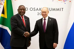 Tổng thống Nam Phi Cyril Ramaphosa (trái) bắt tay với Tổng thống Nga Vladimir Putin hồi năm 2019. Ảnh: Alexander Zemlianichenko/Pool via REUTERS 