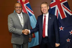 Thủ tướng Fiji - ông Sitiveni Rabuka (trái) bắt tay với người đồng cấp New Zealand Chris Hipkins. Ảnh: AFP
