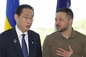 Thủ tướng Nhật Fumio Kishida (trái) và Tổng thống Ukraine - ông Volodymyr Zelensky. Ảnh: KYODO NEWS