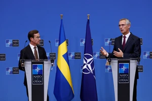 Thủ tướng Thụy Điển Ulf Kristersson (trái) và Tổng thư ký NATO Jens Stoltenberg. Ảnh: REUTERS