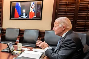 Tổng thống Mỹ Joe Biden trong cuộc họp trực tuyến với Tổng thống Nga Vladimir Putin vào năm 2021. Ảnh: REUTERS