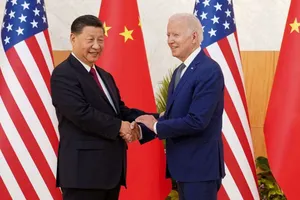 Chủ tịch TQ Tập Cận Bình (trái) và Tổng thống Mỹ Joe Biden trong cuộc gặp tại Indonesia vào năm 2022. Ảnh: Kevin Lamarque/REUTERS