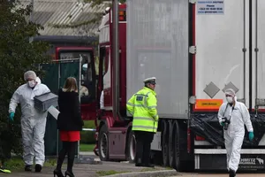 Cảnh sát Anh đang khám nghiệm hiện trường vụ 39 người Việt chết trong container năm 2019. Ảnh: AFP