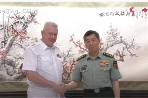Bộ trưởng Quốc phòng TQ Lý Thượng Phúc (phải) bắt tay Tư lệnh Hải quân Nga - Đô đốc Nikolay Yevmenov. Ảnh: CHỤP MÀN HÌNH/CCTV