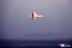 Triều Tiên diễn tập tấn công hạt nhân, bắn 2 tên lửa mang đầu đạn nguyên tử giả 