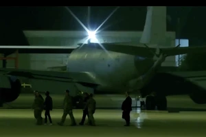 Hình ảnh binh nhì Travis King về tới Mỹ hôm 28-9 sau khi bị Triều Tiên trục xuất. Ảnh: REUTERS