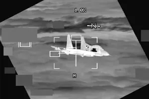 Mỹ công bố video cho thấy một tiêm kích J-11 của Trung Quốc áp sát máy bay ném bom B-52. Ảnh: CHỤP TỪ VIDEO