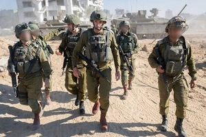 Trung tướng Herzi Halevi - Tham mưu trưởng Lực lượng Phòng vệ Israel (giữa) tới Dải Gaza hôm 16-11. Ảnh: LỰC LƯỢNG PHÒNG VỆ ISRAEL