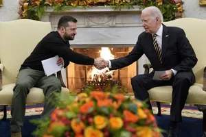 Tiếp ông Zelensky, Mỹ báo tin viện trợ 200 triệu USD, trừng phạt hàng trăm cá nhân, công ty liên quan Nga 