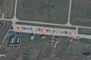 Nga vẽ máy bay trên nền các căn cứ, lừa vũ khí tầm xa Ukraine?