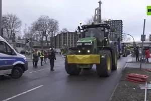 VIDEO: Nông dân Đức biểu tình, lái hàng nghìn máy kéo về Berlin