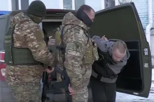VIDEO: Đặc vụ Nga phục kích, bắt 2 người nghi làm gián điệp cho Ukraine