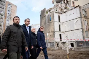 Tên lửa Nga rơi cách đoàn xe chở ông Zelensky và Thủ tướng Hy Lạp chỉ 500 m