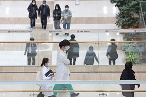 Bác sĩ Hàn Quốc đình công: Giáo sư báo động từ chức tập thể, sinh viên y đồng loạt nghỉ học