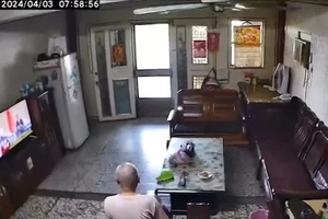 VIDEO: Bình thản ngồi xem TV mặc nhà cửa rung lắc dữ dội vì động đất 7,2 độ richter 